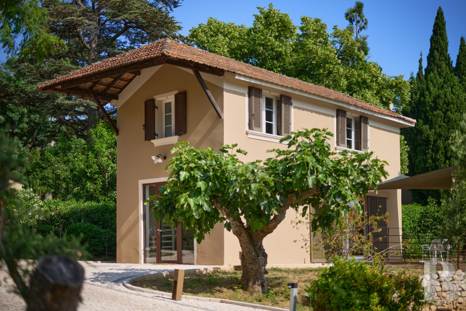 A renovated farmhouse surrounded by extensive grounds leading down to the sea, between Toulon and Hyères on the Var coast - photo  n°5